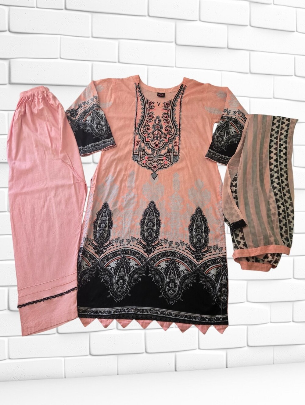 Pakistani Indian 3 Piece Salwar Kameez Suit Pink Black Paisley Embroidered M